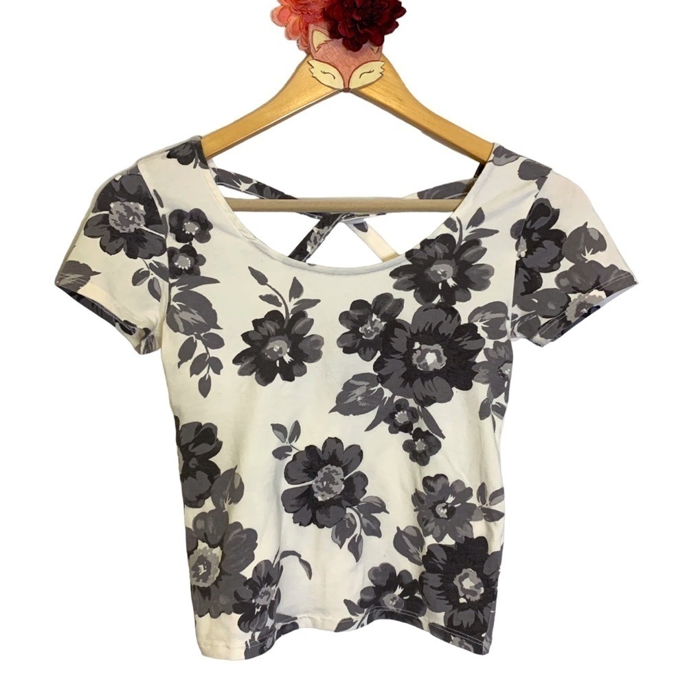 Prince & Fox crop tee white gray floral back twist cutout top size small